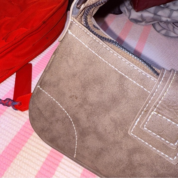 PrettyLittleThing Gray Shoulder Bag with Chain and Cross Accents - Picture 10 of 15